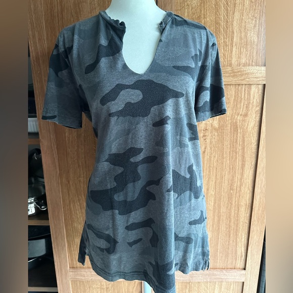 Victoria’s Secret PINK Camo Tee - Picture 1 of 1